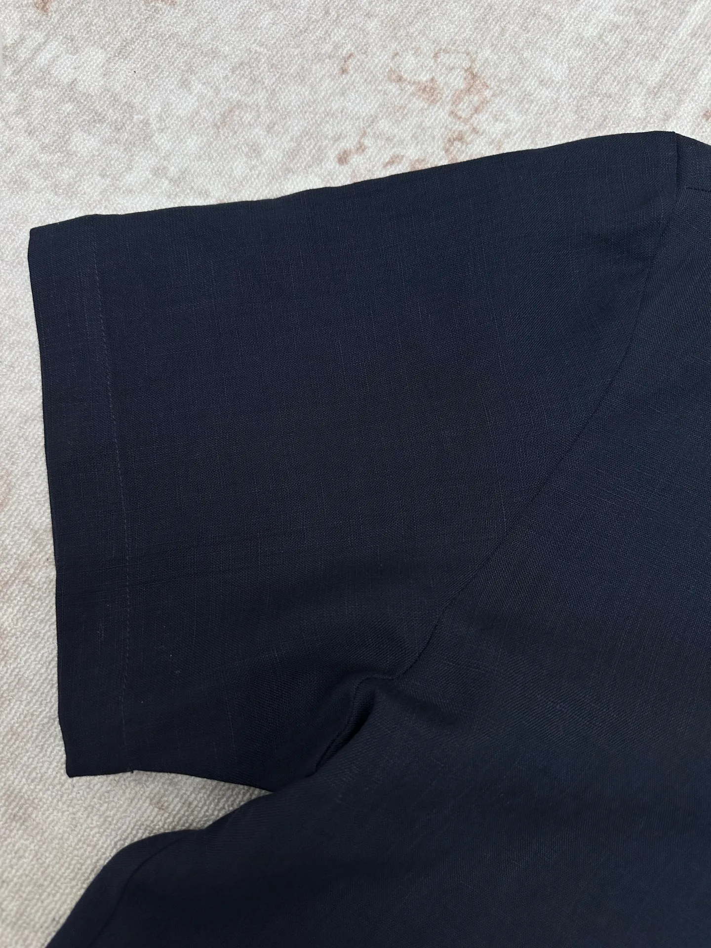 LP 26 New Arrival linen short-sleeved Polo shirt is a light luxury item made in Italy. It features a relaxed and elegant "old money style" tone, and uses simple design and natural fabrics to interpret the high-end feel of summer. The style adopts a Classic small lapel + single-button half placket design, which is neat and casual. It is matched with a slightly loose straight cut and a short-sleeved silhouette, taking into account comfort and neat lines. It does not flatter the body shape and hides the muscles to look slimmer. Available in navy blue and white, it is suitable for a variety of wearing scenarios, whether it is daily casual or light business occasions. The fabric is made of 100% linen, with natural texture and breathable holes. It has excellent moisture absorption and heat dissipation. It is dry and not sweaty when worn in summer, and has a natural drape when worn. It is an ideal choice for summer commuting and vacation. There is no unnecessary decoration on the whole, and the fabric texture and neat tailoring are the key to winning. It is low-key and durable, and can easily create an effortless high-end outfit. Sizes: M.L.XL.XXL.